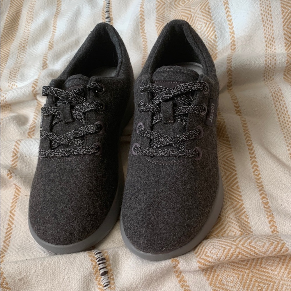 NWOT JBU JSport Arrow Casual Lace Up Shoes Size 7.5
